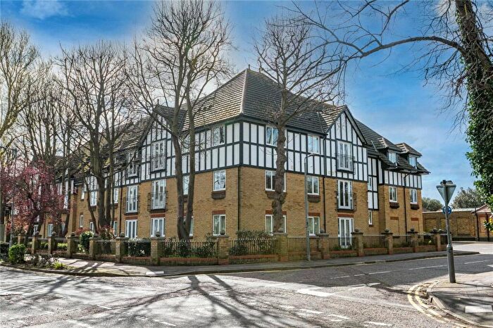 2 Bedroom Apartment For Sale In Barnstaple Road, Southend-on-Sea, Essex, SS1