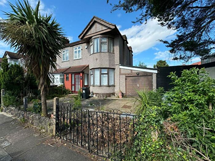 3 Bedroom End Of Terrace House To Rent In Ridgeway Gardens, Redbridge, IG4