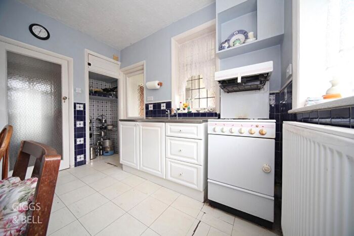 4 Bedroom Detached House For Sale In Montrose Avenue, Luton, Bedfordshire, LU3
