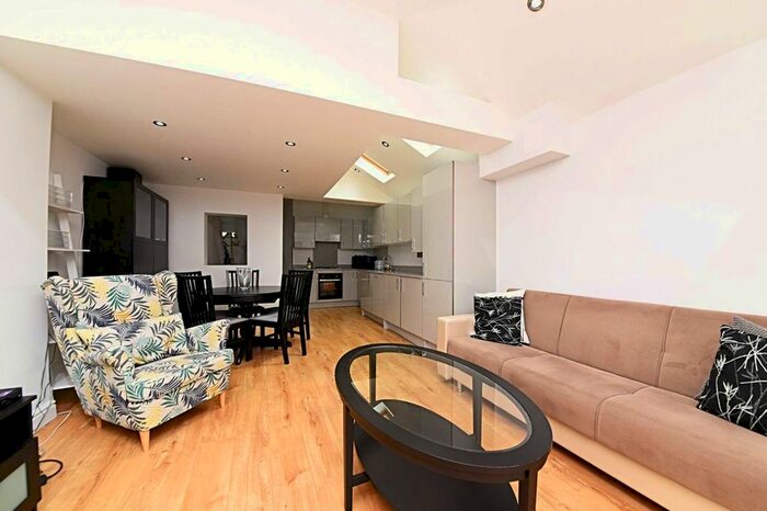 3 Bedroom Terraced House To Rent In Long Lane, Finchley, London N3