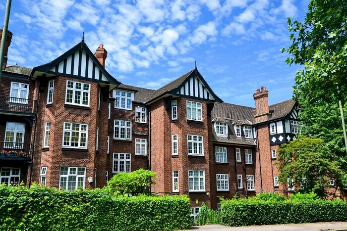 3 Bedroom Flat To Rent In Moreland Court, Church Walk, London, NW2