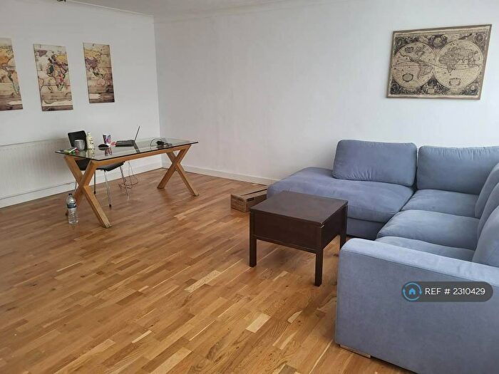 3 Bedroom Flat To Rent In Farncombe Street, Godalming, GU7