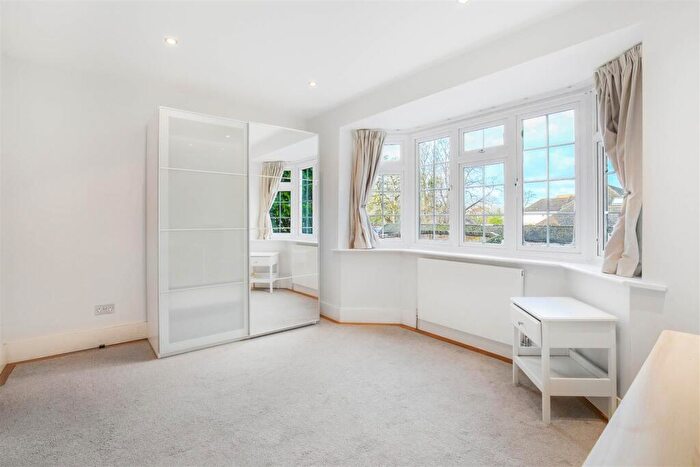 2 Bedroom Flat For Sale In Christchurch Park, Sutton, SM2