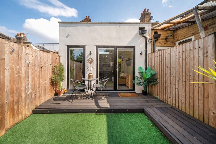 1 Bedroom Flat For Sale In Balfour Road, London, W13