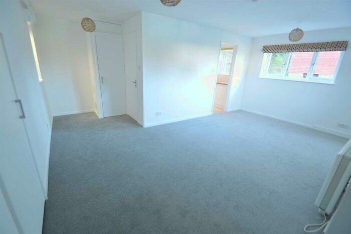 Studio To Rent In Station Approach, Coulsdon North, Coulsdon, CR5