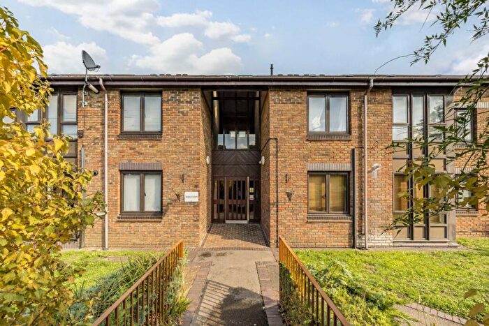 1 Bedroom Flat For Sale In Gateway, Weybridge, KT13