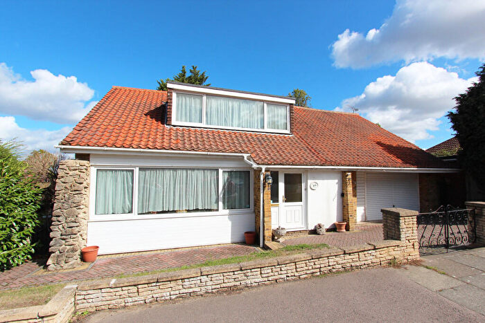 3 Bedroom Detached House For Sale In Joydens Wood Road, Bexley, DA5