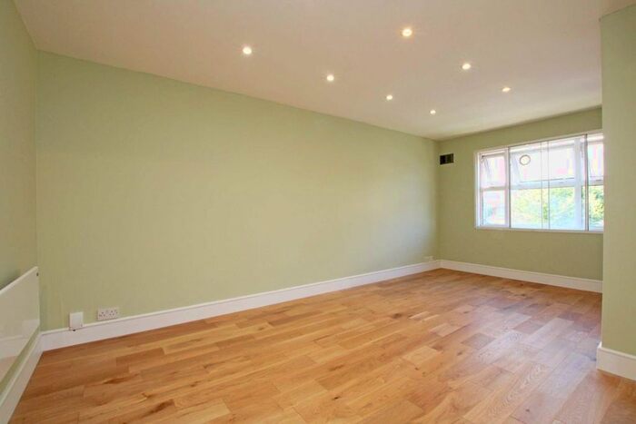 2 Bedroom Flat To Rent In Taylor Close, Hounslow, TW3