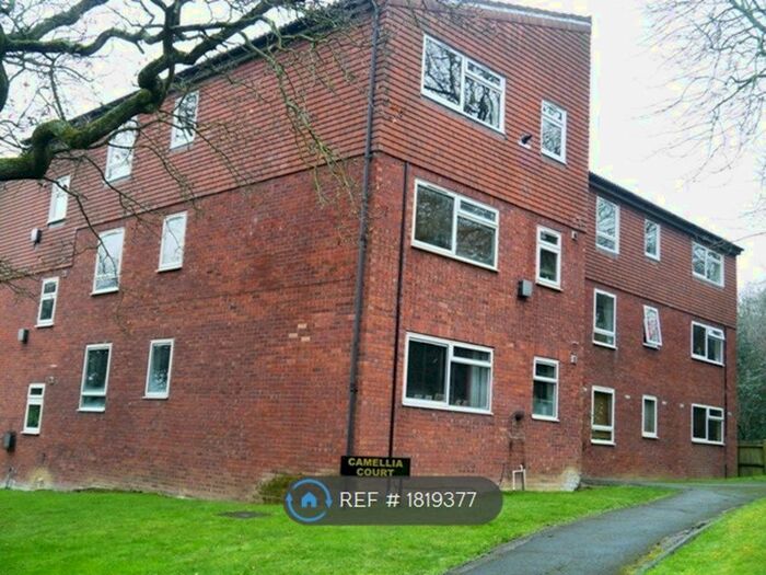 2 Bedroom Flat To Rent In Bridle Path, Woodford Green, IG8