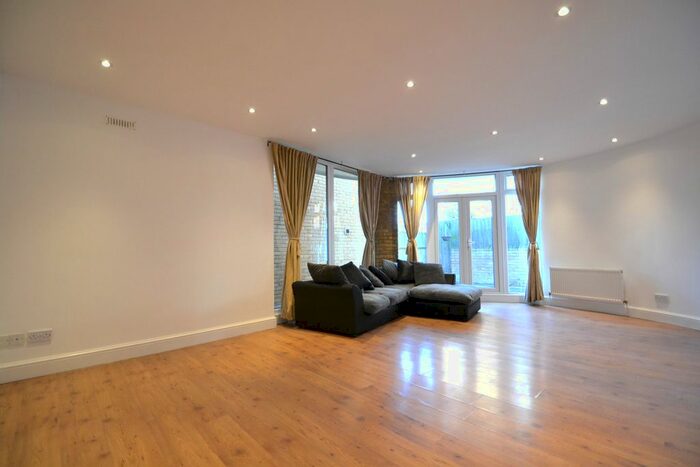 2 Bedroom Flat To Rent In Rear Of Stoke Newington Church Street, Stoke Newington, N16