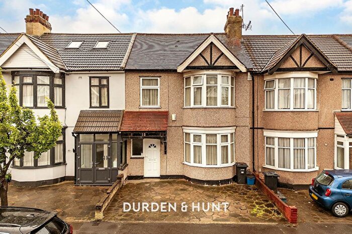 3 Bedroom Terraced House For Sale In Hamilton Avenue, Ilford, IG6