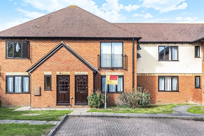 2 Bedroom Flat To Rent In Sinclair Gate, Stone, HP17