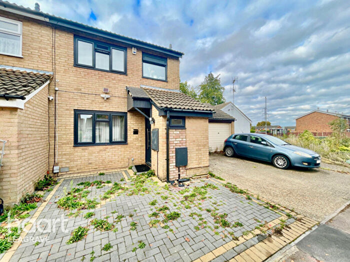 3 Bedroom Semi-Detached House For Sale In Fensome Drive, Dunstable, LU5
