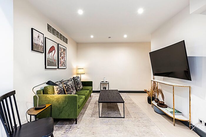 2 Bedroom Flat To Rent In Woodstock Grove, London, W12