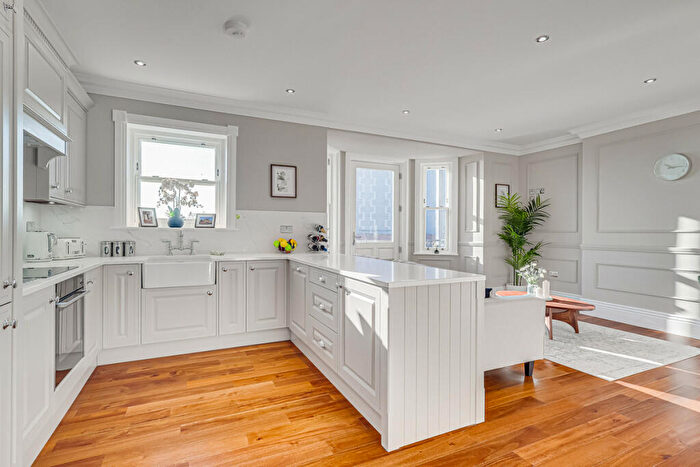 2 Bedroom Apartment For Sale In Station Road, Westcliff On Sea, SS0
