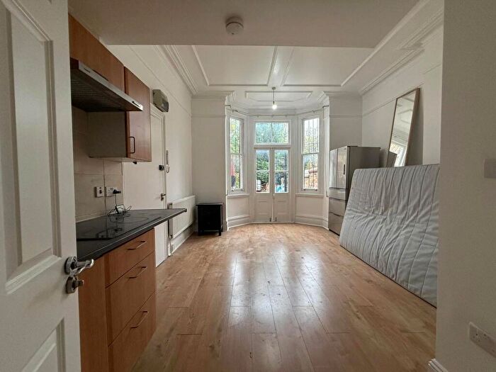Apartment To Rent In Walm Lane, Kilburn, London, NW2