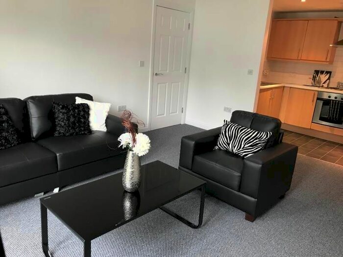 2 Bedroom Flat To Rent In Old Oak Drive, Leeds LS16