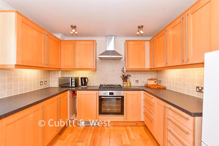 2 Bedroom Flat For Sale In Hendon Avenue, Rustington, West Sussex, BN16