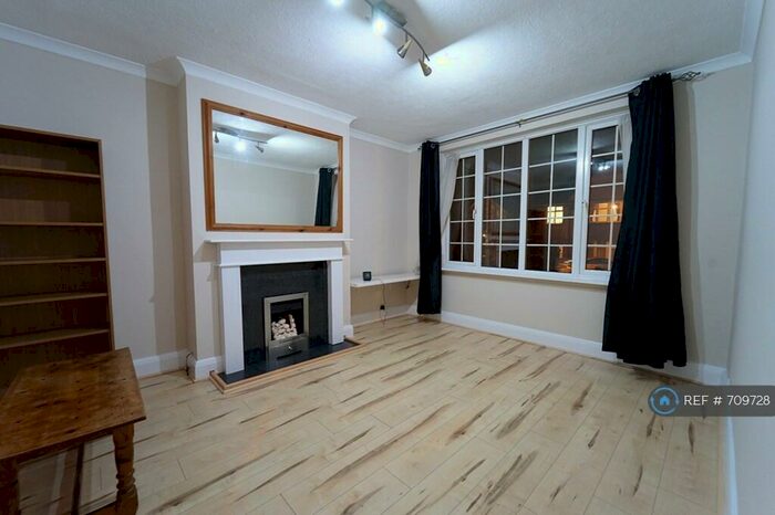 2 Bedroom Maisonette To Rent In Harrow View, Middlesex, HA1