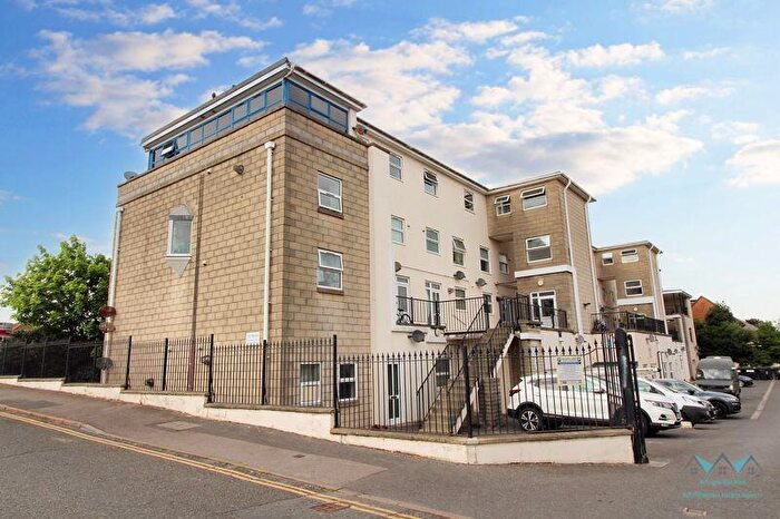 2 Bedroom Apartment For Sale In La Mazion, Ringwood Road, - Stylish Top-Floor -Bed Apartment – Ideal First Home Or Investment, BH12