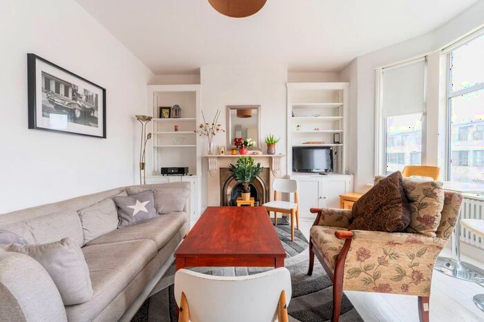 3 Bedroom Flat To Rent In Leghorn Road, Kensal Green, London, NW10