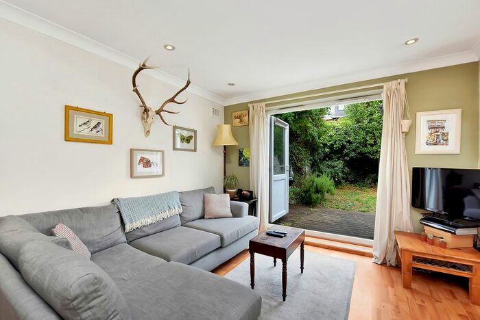 2 Bedroom Flat To Rent In Mayflower Road, London, SW9