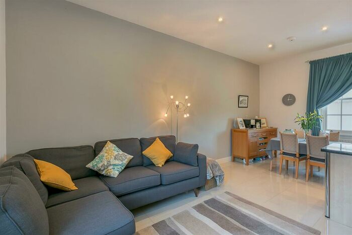 2 Bedroom Flat For Sale In Lanesborough Court, Gosforth, Newcastle Upon Tyne, NE3