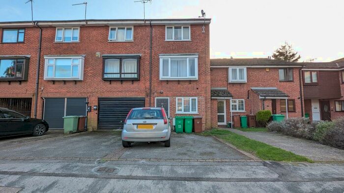 4 Bedroom Town House To Rent In Mickledon Close, Nottingham, NG2