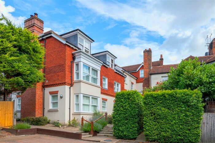 2 Bedroom Flat To Rent In Pilgrim Mews, Reigate, RH2