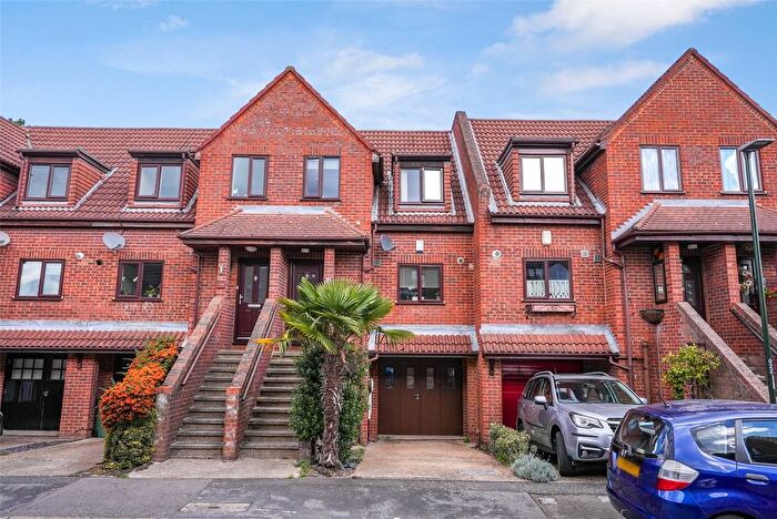 3 Bedroom Terraced House For Sale In Rectory Grove, Hampton, TW12