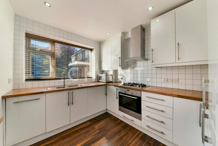 2 Bedroom Flat To Rent In Torrington Park, London, N12
