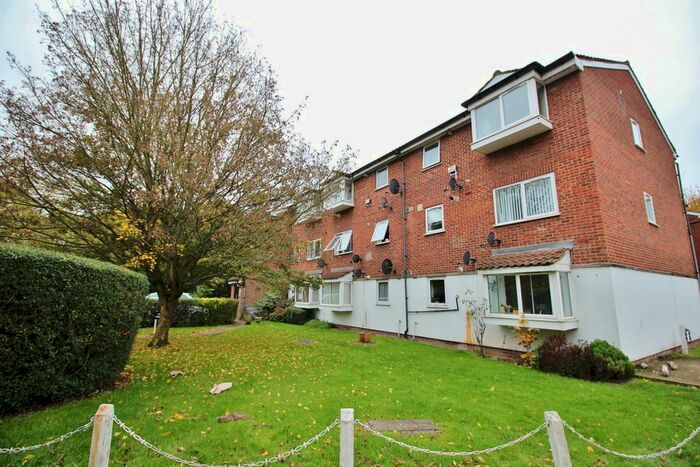 2 Bedroom Flat To Rent In Larch Close, London, N11