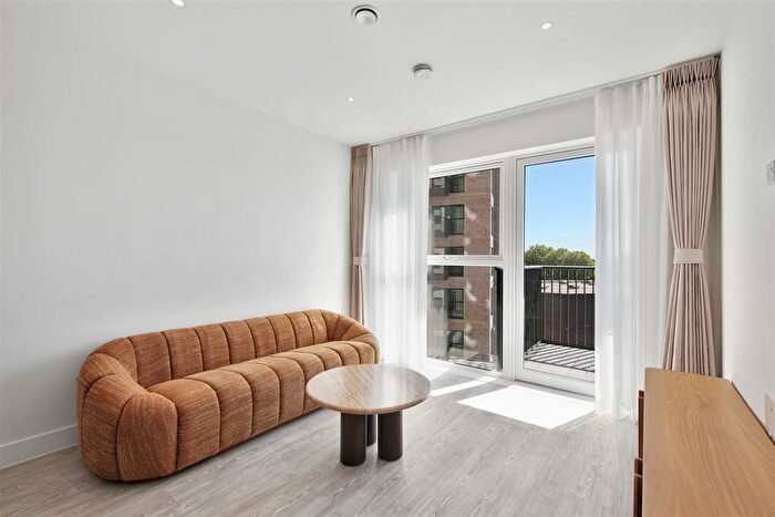 1 Bedroom Flat To Rent In Colmar House, Capital Interchange Way, Brentford, TW8