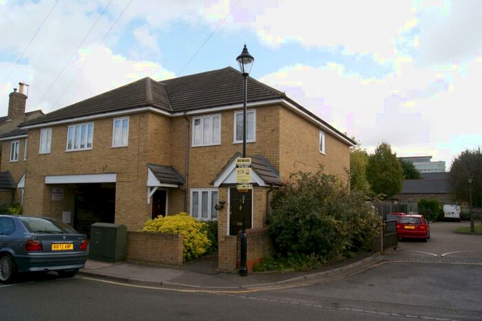 2 Bedroom Apartment To Rent In Park Street, Slough, Berkshire, SL1