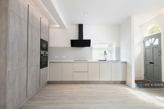 2 Bedroom Flat To Rent In New Cross Road, London, SE14