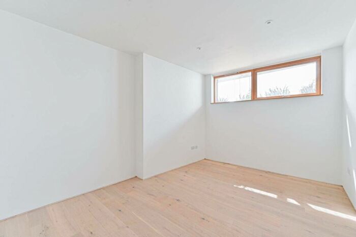 1 Bedroom Flat To Rent In Peckham High Street, Peckham Rye, London, SE15