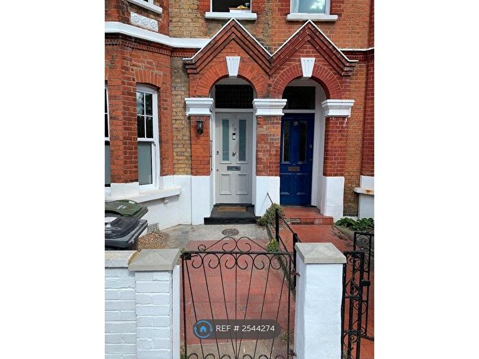 3 Bedroom Flat To Rent In Kingswood Road, London, SW2
