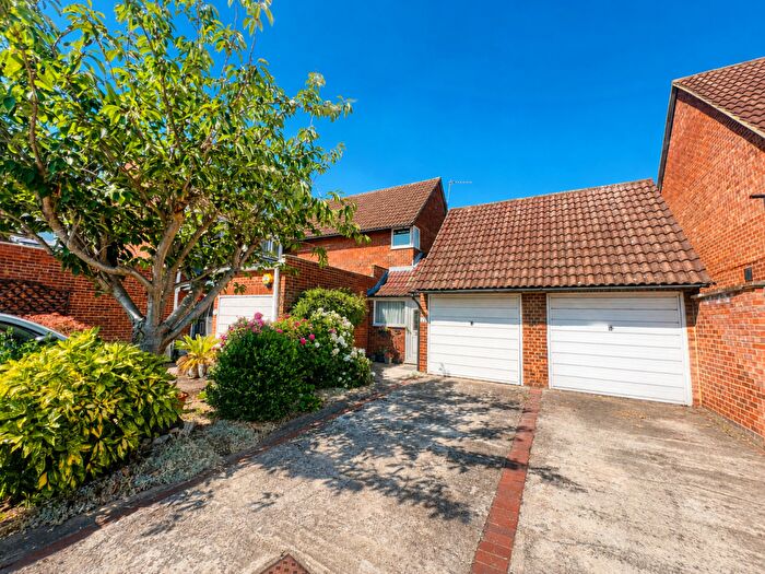 4 Bedroom Semi-Detached House For Sale In Bennetts Close, Slough, SL1