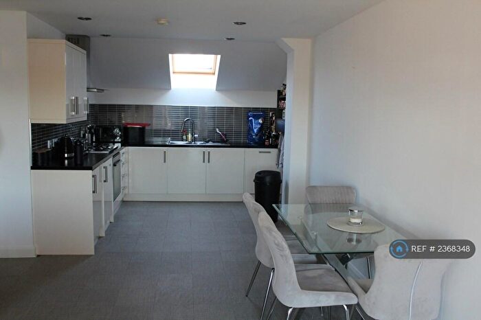1 Bedroom Flat To Rent In Yellowpine Way, Chigwell, IG7