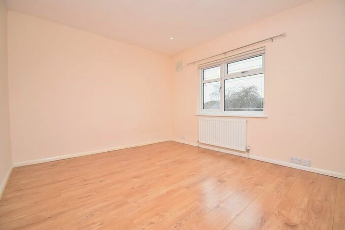 3 Bedroom Semi-Detached House To Rent In Northend Road, Erith DA8