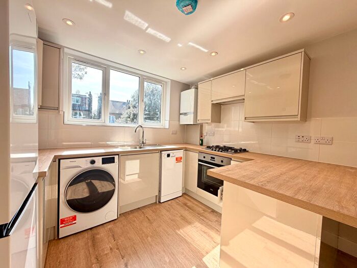 3 Bedroom Flat To Rent In Station Road, London, N3