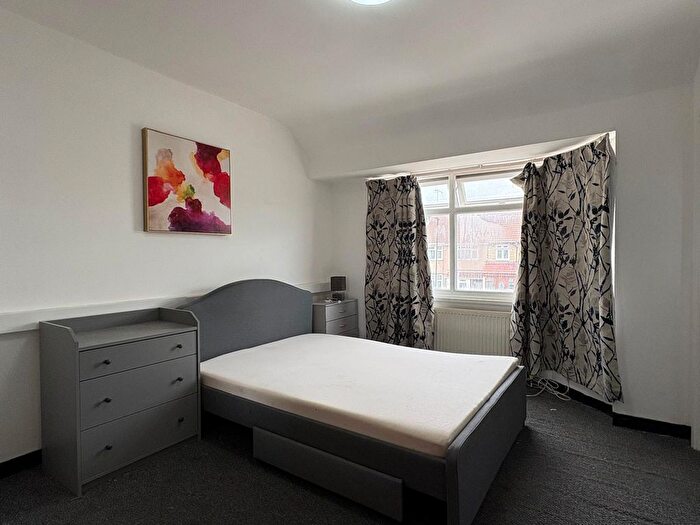 1 Bedroom Flat To Rent In Berkeley Avenue, Hounslow, TW4