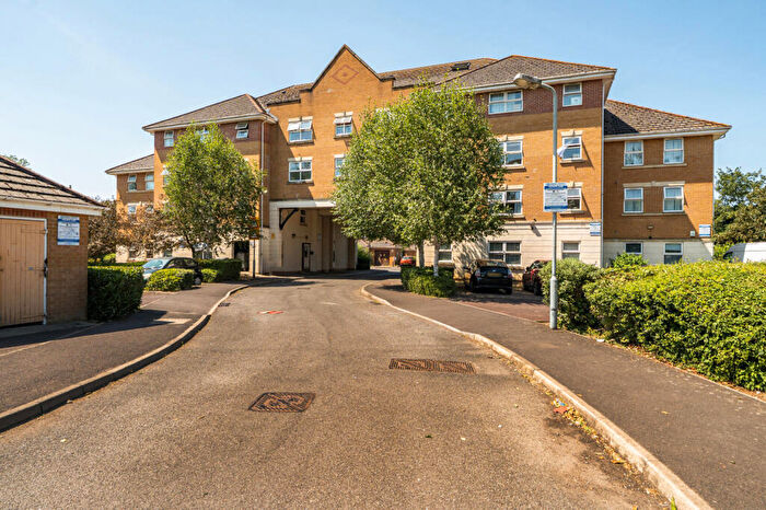2 Bedroom Apartment For Sale In Pickfords Gardens, Slough, SL1