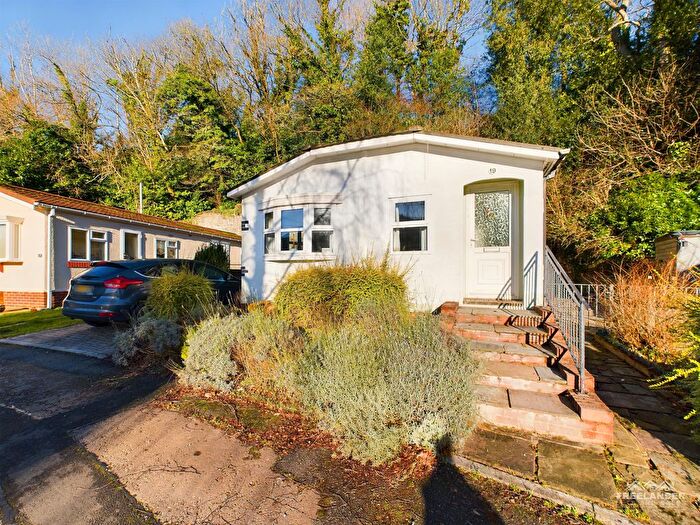 2 Bedroom Mobile/park Home For Sale In Waun Wern Park, Crumlin Road, Pontypool, NP4
