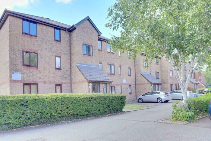 2 Bedroom Apartment To Rent In Leigh Hunt Drive, Southgate, N14