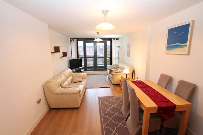 2 Bedroom Apartment To Rent In Queens Court, HU1