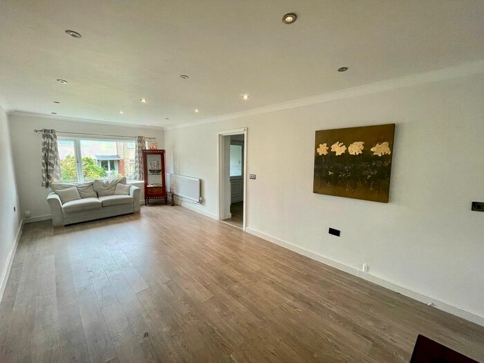 4 Bedroom Semi-Detached House To Rent In Holt Vale, Leeds, West Yorkshire, Uk, LS16