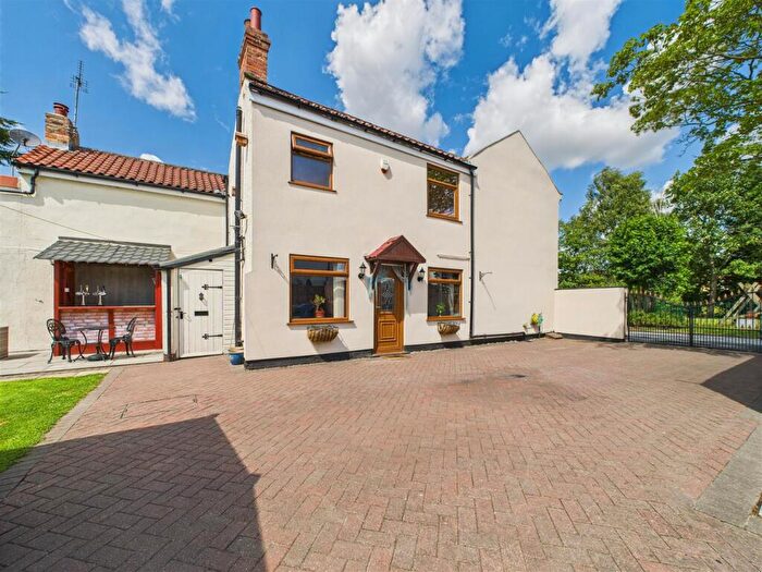2 Bedroom End Of Terrace House For Sale In Canal Side West, Newport, HU15