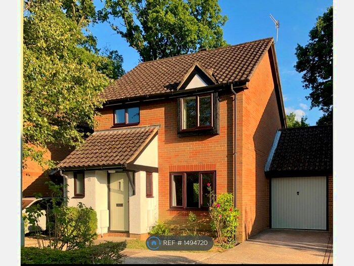 3 Bedroom Detached House To Rent In Langshott, Horley, RH6