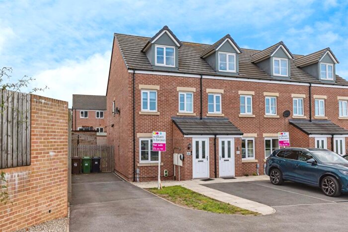 3 Bedroom Town House For Sale In Siegen Way, Morley, Leeds, LS27